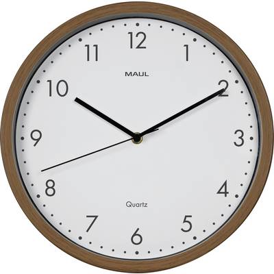 Eine runde Wanduhr mit schwarzen Zahlen und Zeigern zeigt die Zeit 10:08 an. Die Uhr hat einen Holzrahmen.
