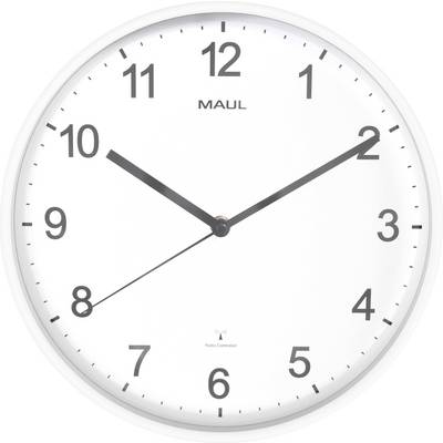 Eine runde Wanduhr zeigt die Zeit 8:20. Sie hat schwarze Stunden- und Minutenzeiger auf einem weißen Zifferblatt mit schwarzen Zahlen, oben beschriftet mit "MAUL".