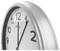 Eine silberne Wanduhr zeigt die Uhrzeit 10:10.