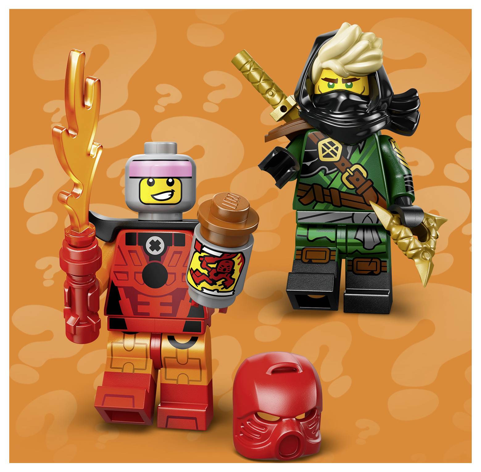 Zwei LEGO-Minifiguren auf orangefarbenem Hintergrund: eine rote Figur, die einen Flammenstab und eine Tasse hält, und ein grüner Ninja mit goldenen Waffen sowie eine rote Maske.