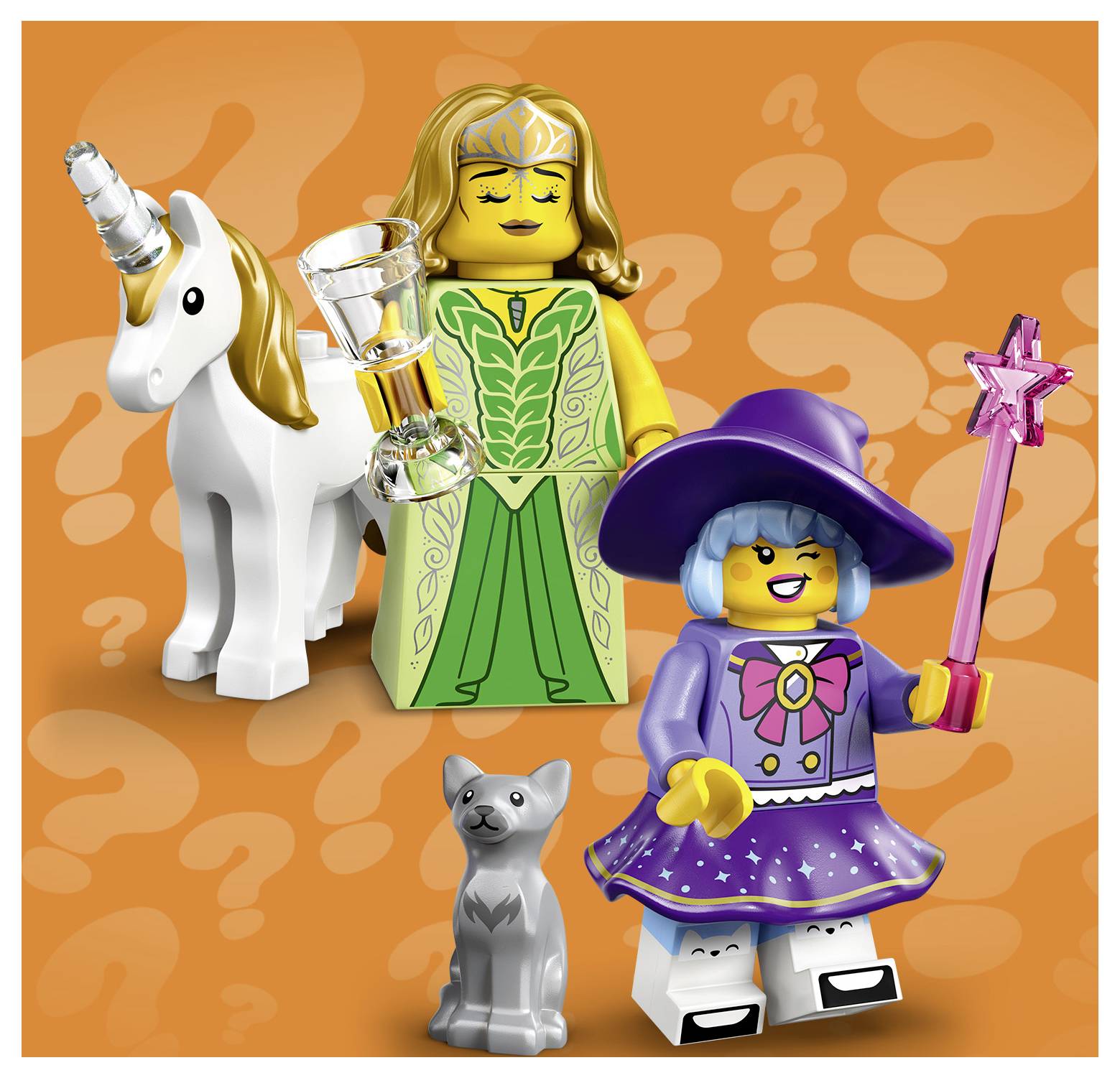 Zwei LEGO-ähnliche Minifiguren, eine in einem grünen Kleid mit Einhorn und Kelch, eine in einem violetten Hexenkostüm mit einem Sternenzauberstab haltend, mit zwei kleine Tierfiguren auf orangefarbenem Hintergrund.