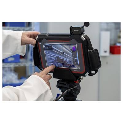 'Person, die ein tragbares Gerät mit einem Bildschirm verwendet, auf dem eine technische Schnittstelle angezeigt wird, möglicherweise für Inspektionen oder Diagnosen in einer Laborumgebung.'