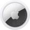 Ein Nahaufnahmebild eines Apple AirTags, das sein silbernes Scheibendesign mit einem Apple-Logo in der Mitte zeigt, umgeben von Markeninformationen.