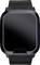 Eine schwarze Smartwatch mit rechteckigem Display und schwarzem Armband, das einen leeren Bildschirm anzeigt, vor weißem Hintergrund.