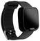 Eine schwarze Smartwatch mit reflektivem quadratischem Display und Gummiarmband, in einem Winkel positioniert, das Verschluss und die Seitentaste zeigend.