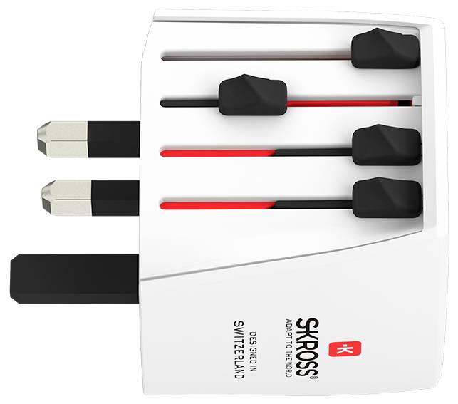 SKROSS-Reiseadapter mit mehreren Steckereingängen und beschriftet mit „Designed in Switzerland", mit drei Schiebereglern für verschiedene Steckertypen.