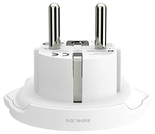 Ein weißer, runder Elektrosteckeradapter mit zwei Metallkontakten steht auf einer ebenen Fläche und zeigt Zertifizierungssymbole auf seiner Seite.