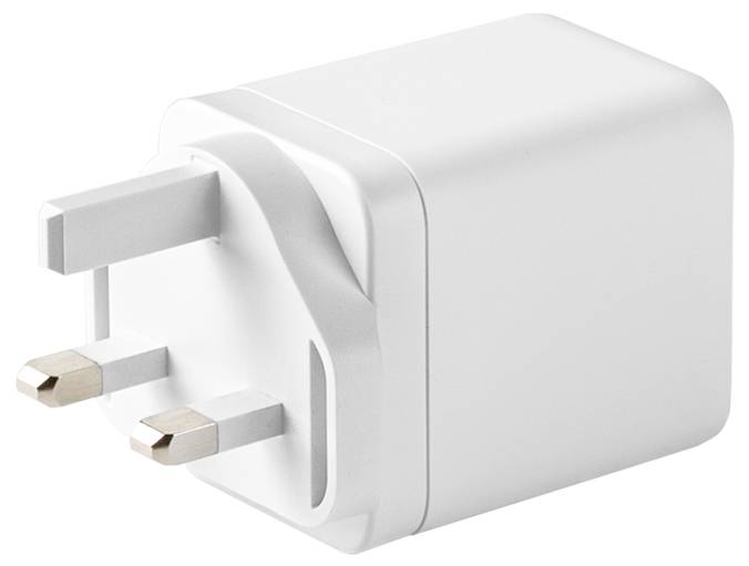 Ein weißer britischer Steckdosenadapter mit drei rechteckigen Stiften wird gezeigt. Der Adapter wirkt kompakt und ist zum Aufladen elektronischer Geräte konzipiert.