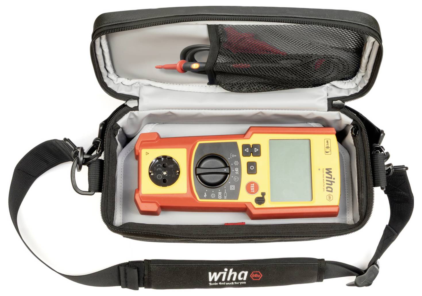 Ein Multimeter in einem offenen schwarzen Gehäuse mit Riemen, das Anzeigefelder und einen Bildschirm zeigt. Eine Messspitze ist in einer Netztasche darüber verstaut.