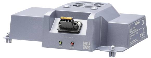 Ein graues elektronisches Gerät mit einem Anschlussport, grünen und roten Kontrollleuchten und einem Lüfter auf der Oberseite. Es hat ein Etikett mit Text auf der Seite.