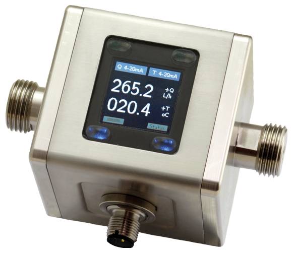 Ein digitales Durchflussmessgerät mit quadratischem Metallgehäuse zeigt auf seinem Display „265.2" und „020.4" an, was Messwerte anzeigt.