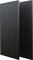 Zwei schwarze rechteckige Solarpanele, die aufrecht stehen und ihre Rastermuster sowie ihr elegantes Design vor einem schlichten weißen Hintergrund zeigen.