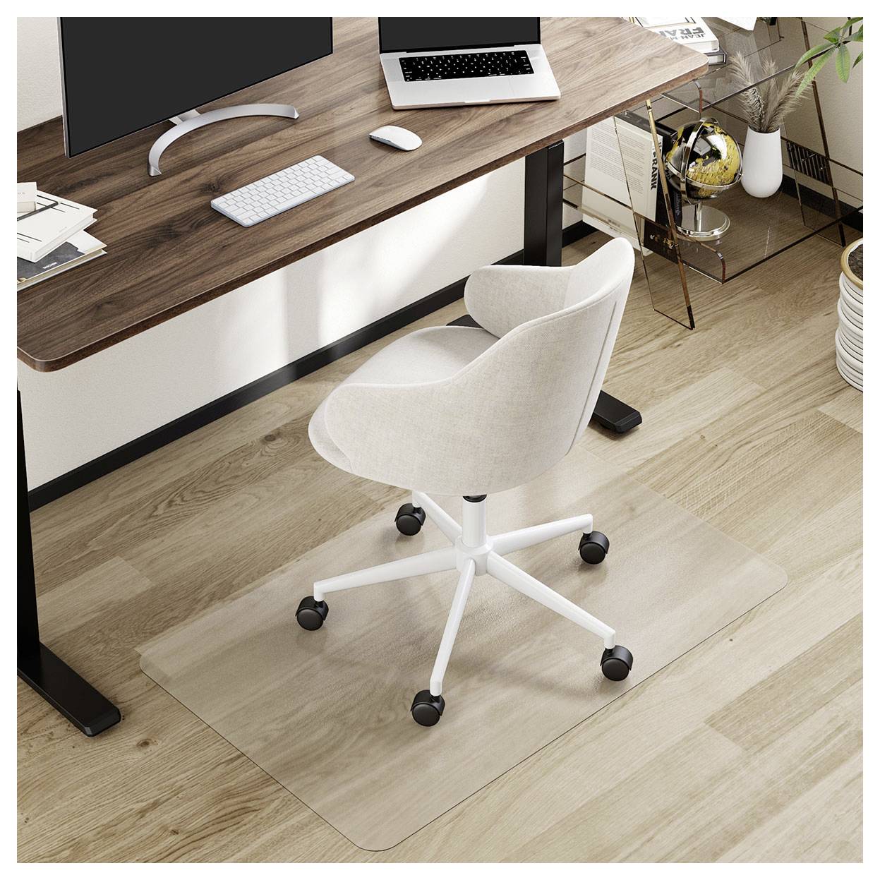 Ein modernes Büro-Setup mit einem Holzschreibtisch, auf dem ein Computermonitor und ein Laptop stehen. Ein weißer Drehstuhl steht auf einer transparenten Matte auf dem Boden.