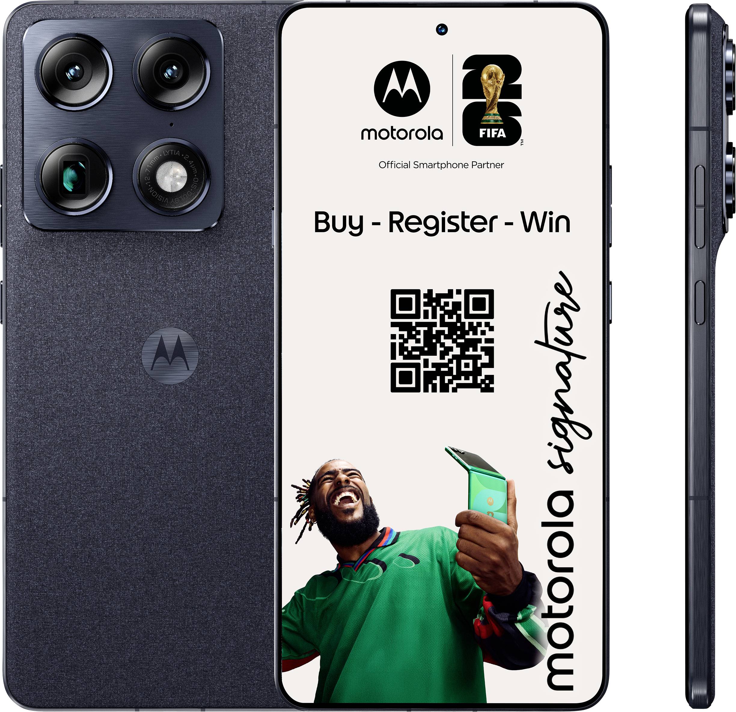 Smartphone mit drei rückseitigen Kameras und Seitenansicht gezeigt. Der Vorderbildschirm zeigt „Motorola Signature" mit QR-Code und ein Mann, der das Telefon hält.