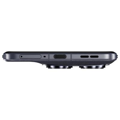 Seitenansicht eines Smartphones, das seine Tasten, USB-C-Anschluss und duale Kameraobjektive zeigt und sein schlankes, modernes Design hervorhebt.