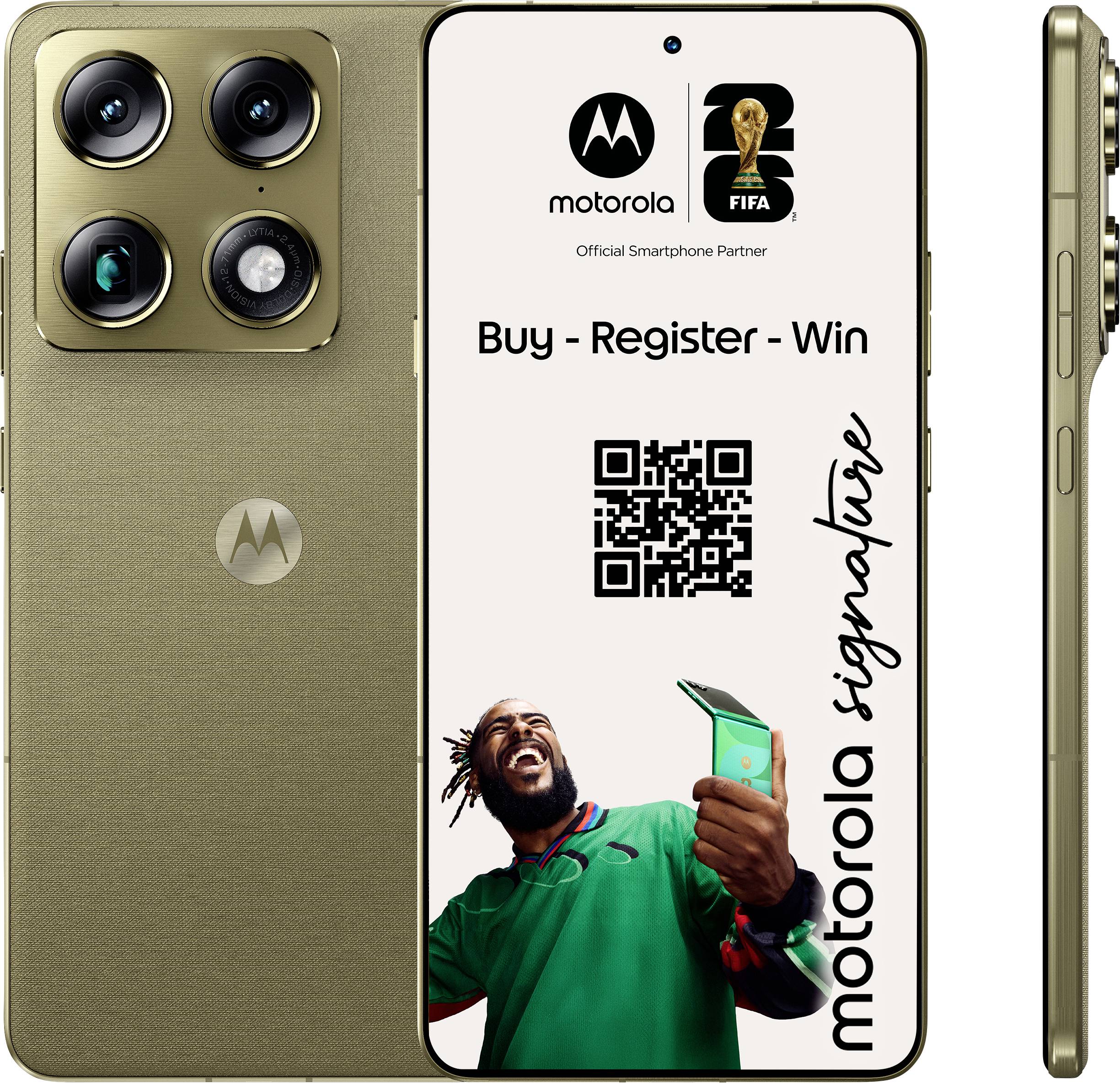 Ein Smartphone, das ein Promotionalbild mit dem Text „Kaufen – Registrieren – Gewinnen" zeigt, einen QR-Code, FIFA- und Motorola-Logos sowie einen Mann, der ein Telefon hält.