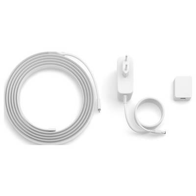 Ein langes aufgerolltes Kabel, ein weißer Stromadapter mit Stecker und ein kleinerer Adapter werden auf weißem Hintergrund präsentiert.