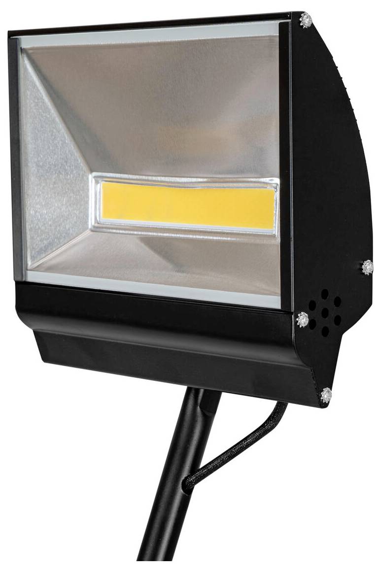 Ein schwarzes Outdoor-LED-Flutlicht mit rechteckigem Metallgehäuse, das auf einem Mast montiert ist.