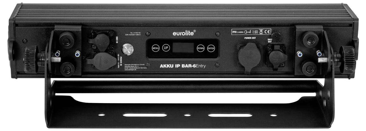 Eine schwarze Eurolite AKKU IP BAR-6 Einsteiger-Bühnenleuchte mit Bedienfeld und Montagebracket, konzipiert für professionelle Beleuchtungsanlagen.