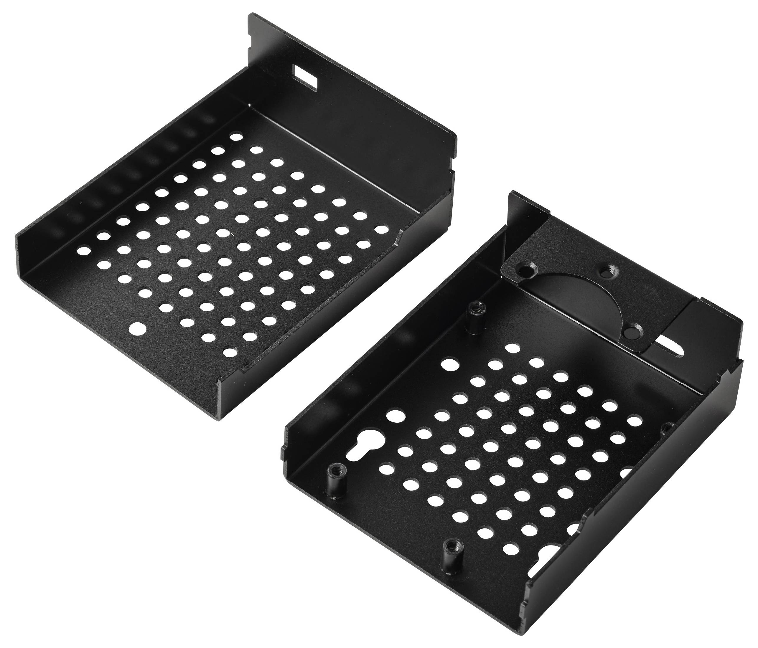 Eine Person hält ihre Hand in einen kleinen elektrischen Ofen, in dem Metall schmilzt, auf einem Holztisch. Pakete mit Metallblöcken sind in der Nähe gestapelt.