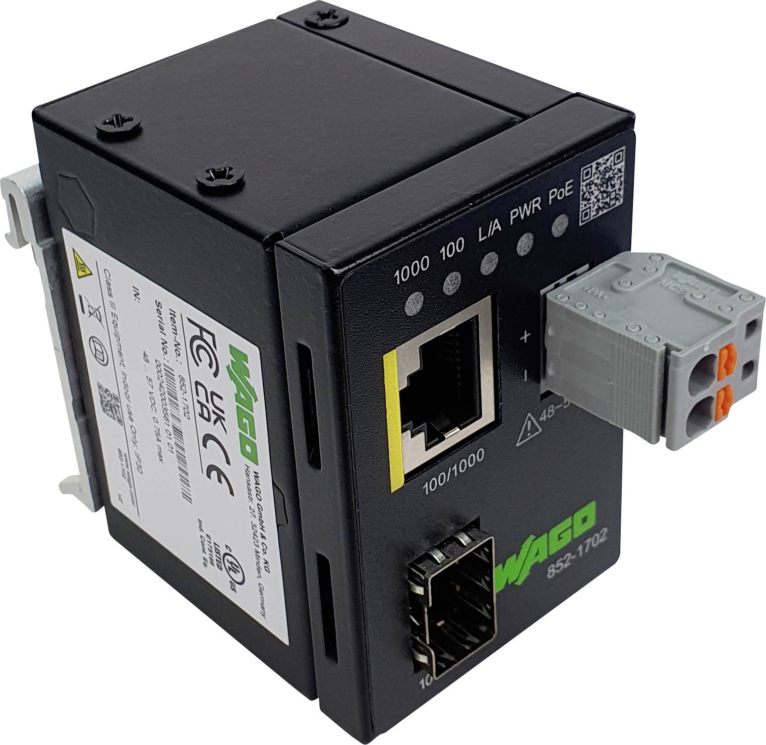 Ein schwarzes elektronisches Modul mit der Bezeichnung „WAGO" mit Ethernet- und SFP-Anschlüssen. LED-Anzeigen für Stromversorgung und Verbindungsstatus, Klemmleiste an der Seite.