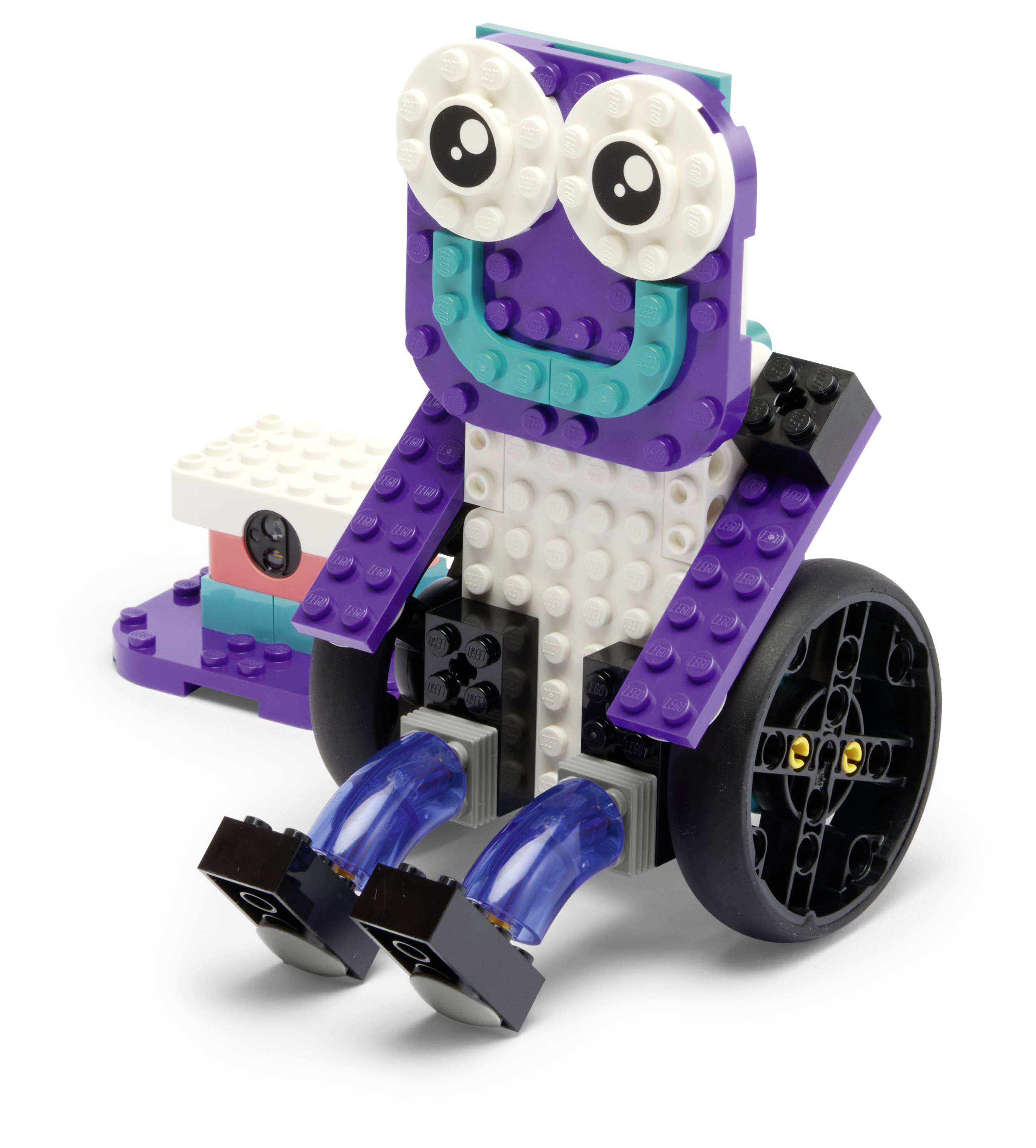 „Eine bunte, robotähnliche Figur aus Spielzeugblöcken gebaut, mit großen Augen, lachendem Mund und sitzend auf einer Radstruktur."