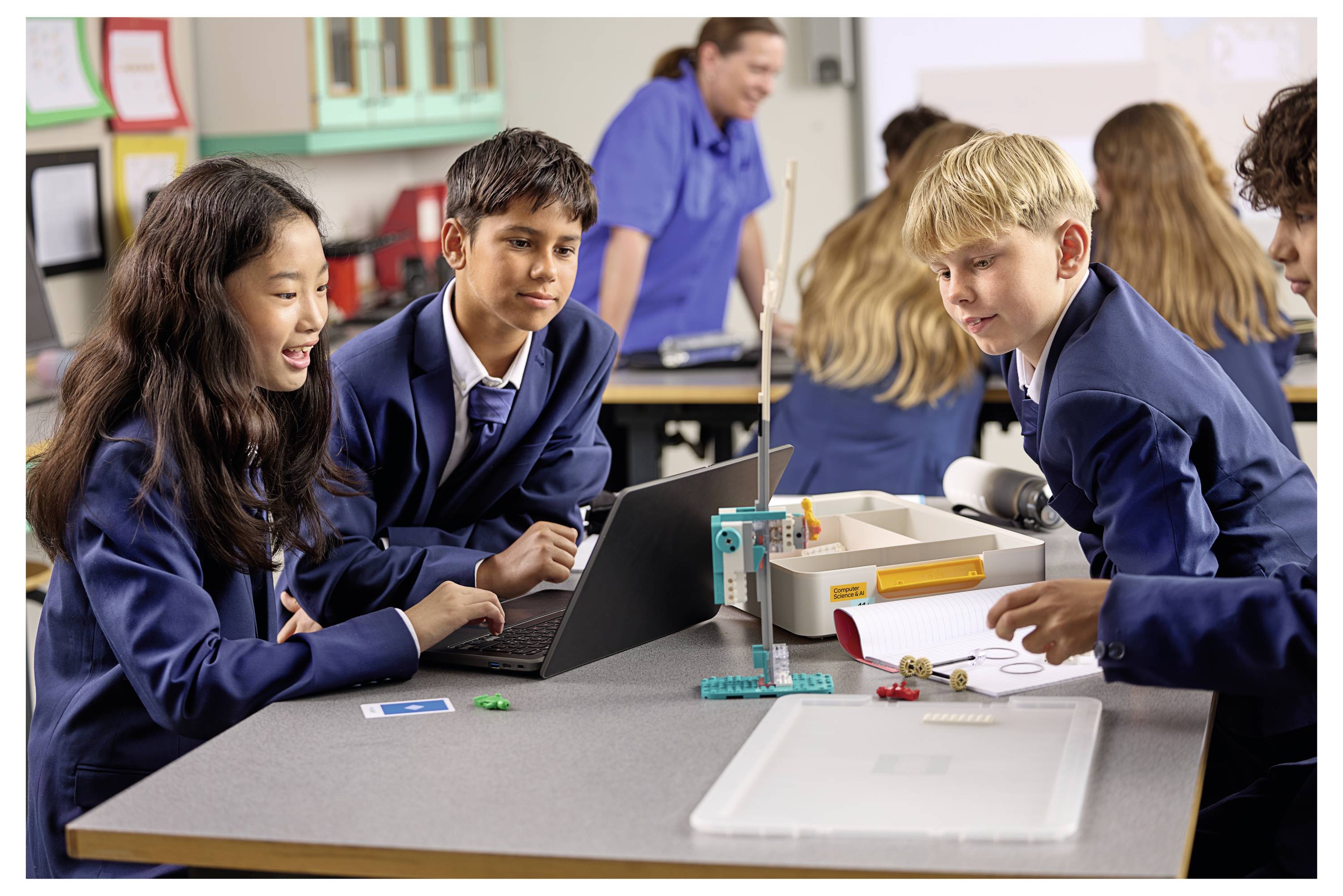 Eine Nahaufnahme eines weiß-gelben industriellen Elektrosteckers, der sein Design und seine Stifte zeigt und für Hochleistungsverbindungen verwendet wird.