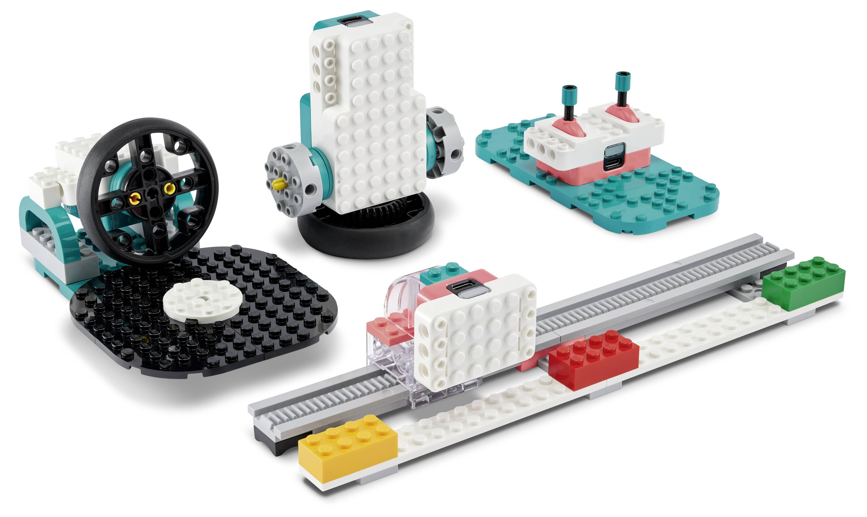 Lego Boost Robotik-Sets zeigen Räder, Motor, Bedienfeld und Schienenstücke, die zum Erstellen interaktiver Robotermodelle verwendet werden.