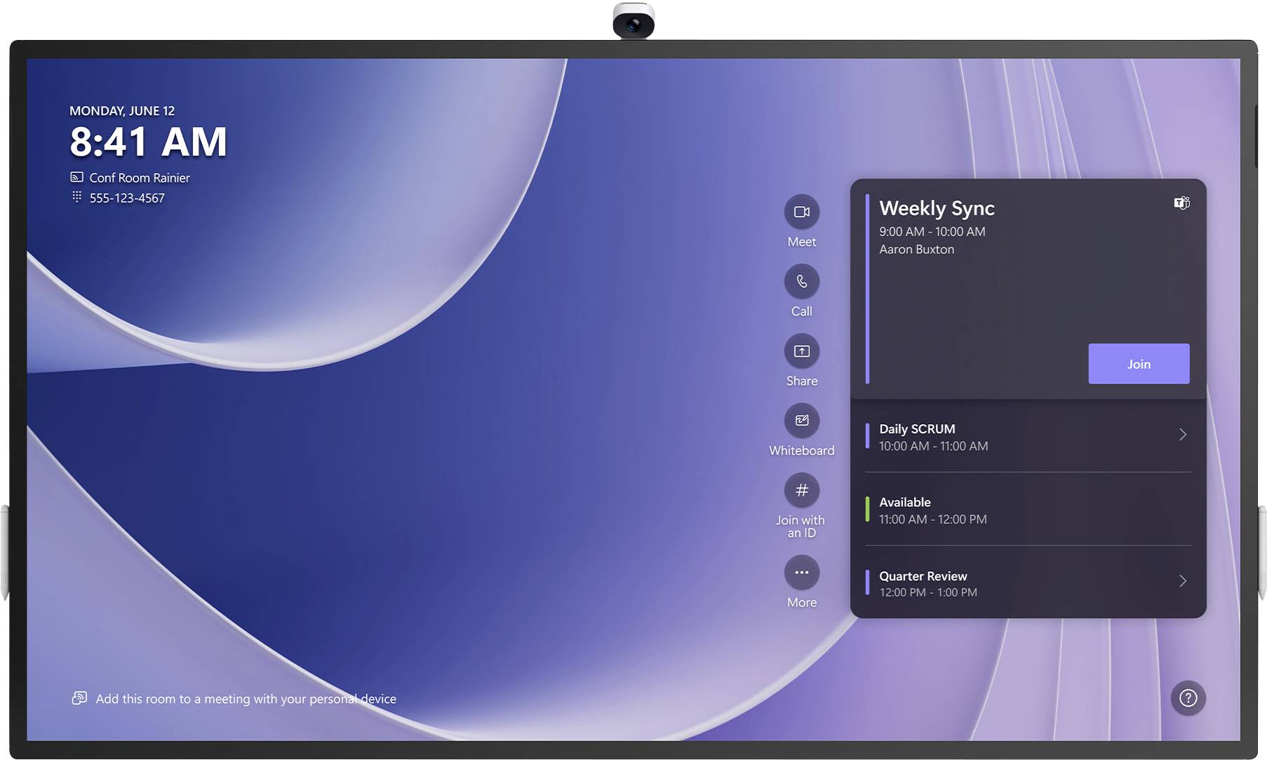 Ein Konferenzraumdisplay zeigt die Uhrzeit 8:41 Uhr, das Datum 12. Juni, das Treffen ist als "Weekly Sync" geplant und enthält Kontaktinformationen für Videoanrufe.