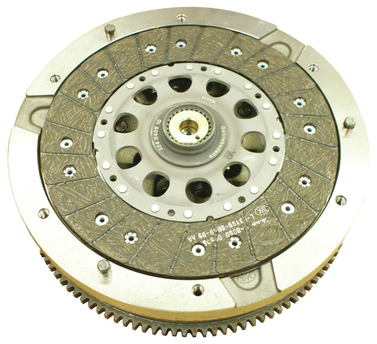 Eine kreisförmige Kraftfahrzeug-Kupplungsplatte mit metallischem Mittelteil und Reibmaterialsegmenten. Wird in Fahrzeugen verwendet, um das Getriebe ein- und auszukuppeln.
