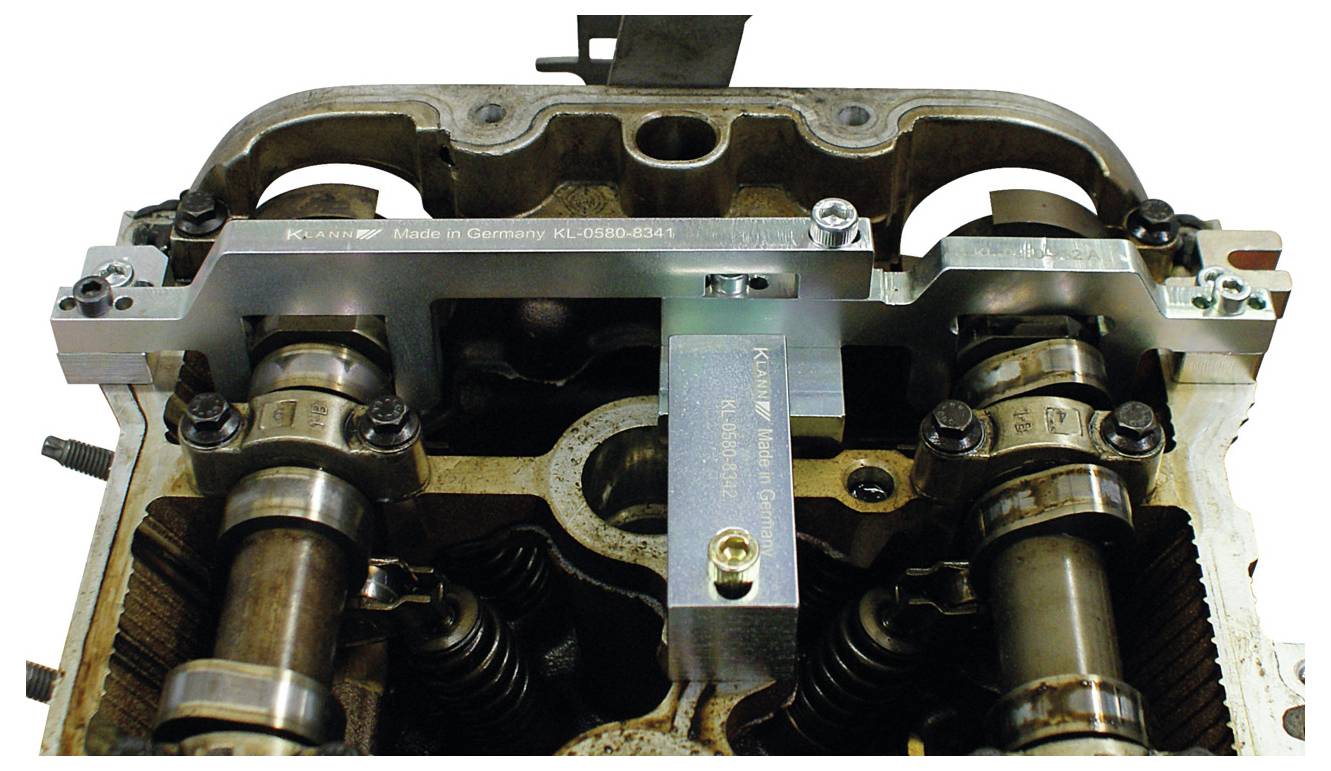 'Hängendnockenmotor mit Steuerkettenwerkzeuguchtung.'