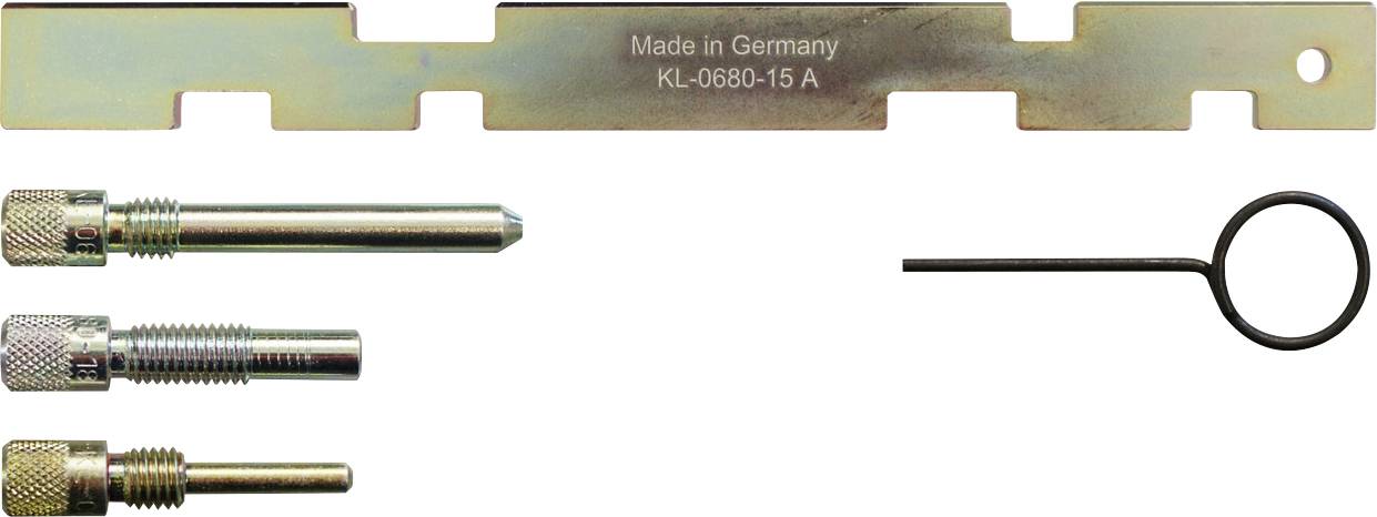 Ein Metallanpassungs-Werkzeugsatz besteht aus einem linealähnlichen Stab mit der Aufschrift „Made in Germany KL-0680-15 A", drei zylindrischen Stiften und einem kreisförmigen Draht-Werkzeug.