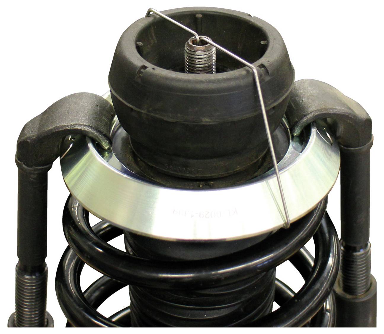 „Ford F150 Spring" Werkzeug zum Komprimieren einer Metallspiralfeder, das einen Überblick über die Baugruppe mit Fokus auf den Sicherungsmechanismus bietet.