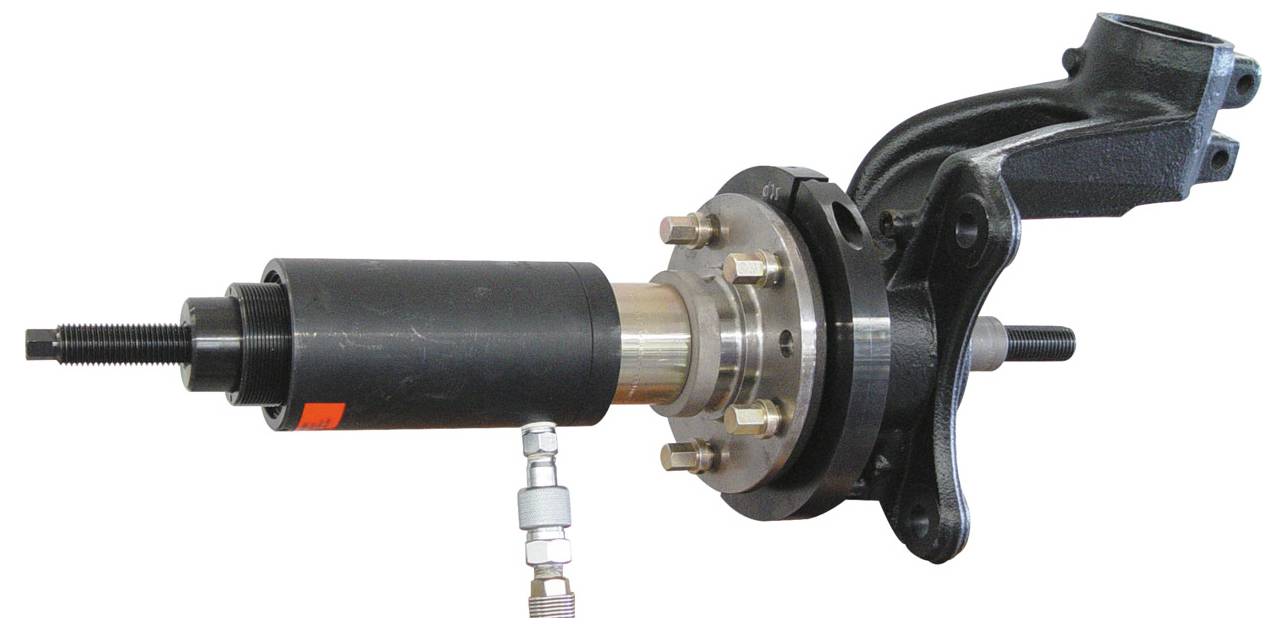 Eine Automobilrad-Nabe mit schwarzem Finish und angebrachten Komponenten, zeigt Befestigungsbolzen und zylindrischen Stecker.