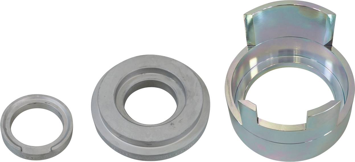 'Drei metallische Ringe unterschiedlicher Größen, horizontal angeordnet. Der größte Ring weist ein erhabenes Segment auf, das eine funktionale Befestigung andeutet.'