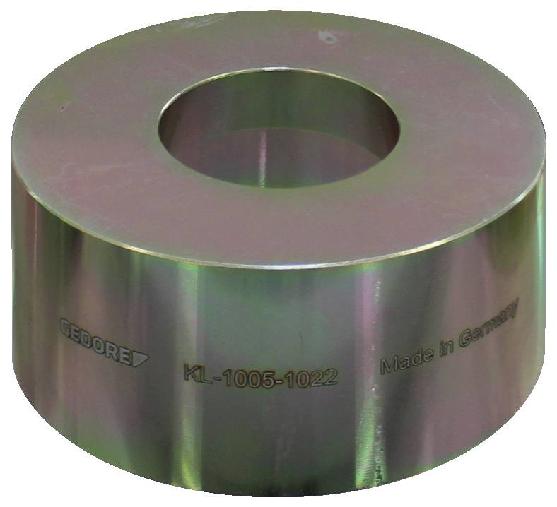 Ein metallisches zylindrisches Werkzeug mit einem zentralen Loch, eingraviert mit „GEDORE KL-1005-1022 Made in Germany."
