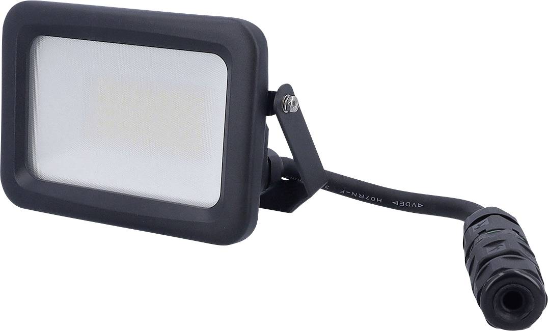 Ein schwarzer LED-Strahler mit rechteckigem Design, montiert auf einer verstellbaren Halterung, mit einem Stromkabel mit Stecker.