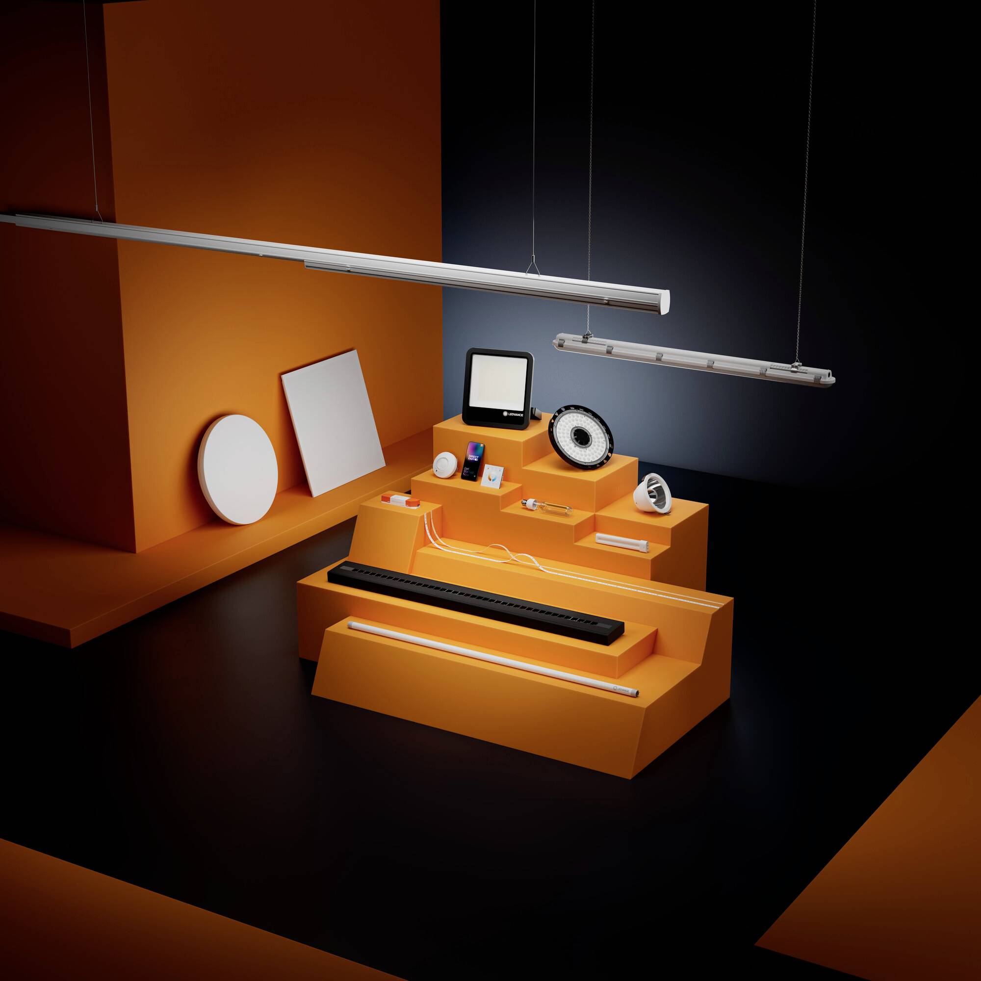 Moderner Arbeitsplatz mit orangenem Schreibtisch und verschiedenen Gadgets, darunter ein Laptop, Telefon, intelligenter Lautsprecher und Kopfhörer unter eleganter Beleuchtung.