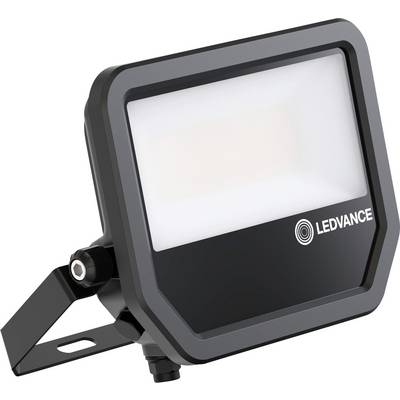 Eine schwarze LEDVANCE-Flutleuchte mit rechteckigem Design und Lichtdiffusor, montiert auf einer verstellbaren Halterung für den Außeneinsatz.