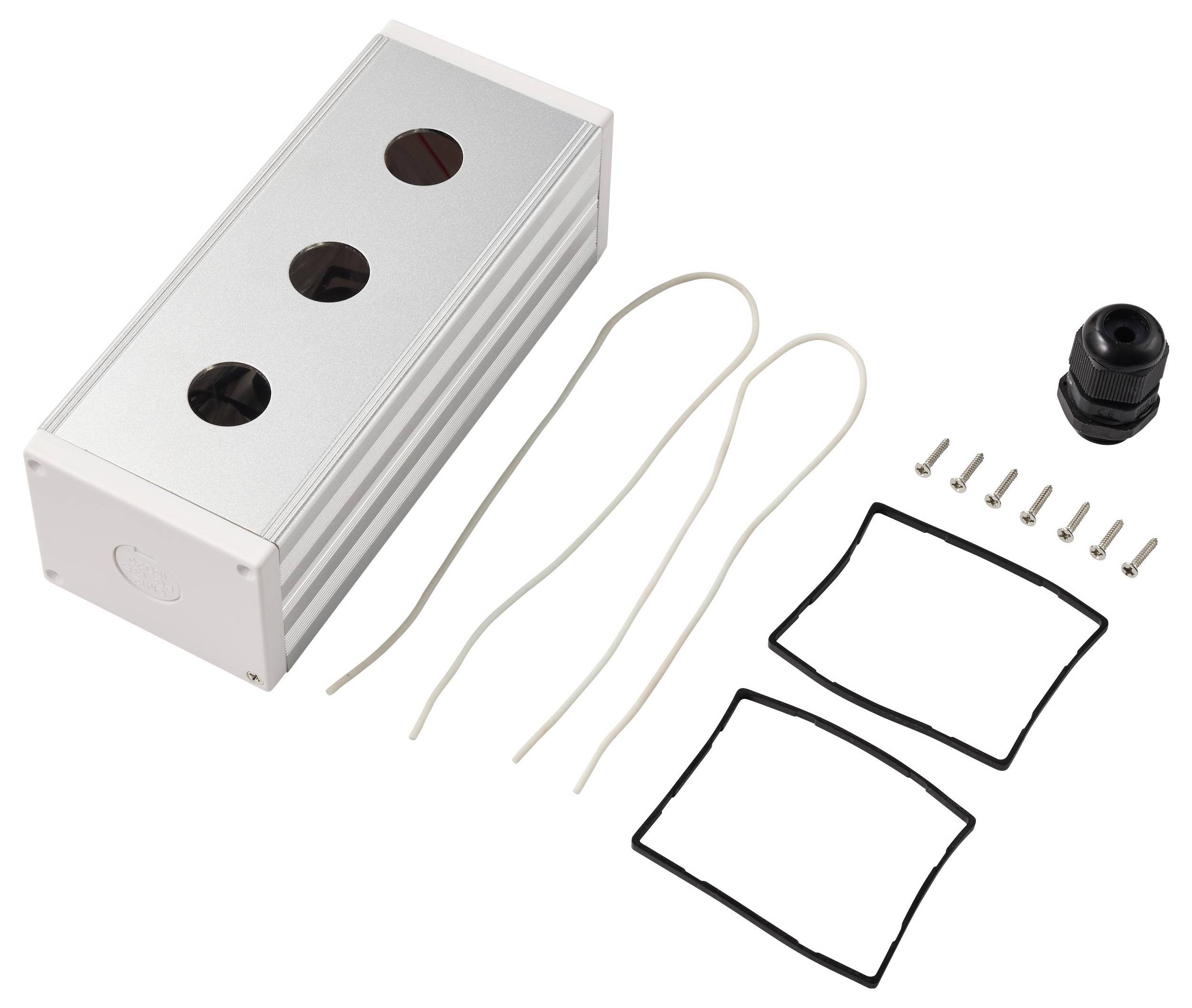 Metallgehäuse-Set mit drei kreisförmigen Ausschnitten, zwei Kabeln, Schrauben, zwei Dichtungen und einer schwarzen Kabelverschraubung auf weißem Hintergrund.