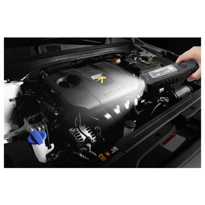 Tragbarer Diagnosescanner wird auf einen Tesla-Motorraum gerichtet und zeigt eine Fahrzeuginspection oder Wartung an.