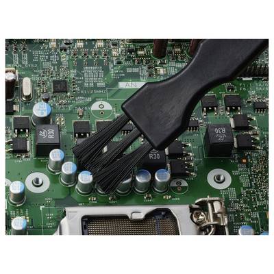 Nahaufnahme einer Hauptplatine, die mit einem Druckluftbläser gereinigt wird, wobei die Luft auf den Staub zwischen den Komponenten in der Nähe des CPU-Sockels abzielt.