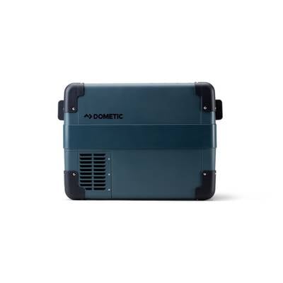 Tragbare Dometic-Kühl- oder Gefriereinheit in Blaugrün mit schwarzen Eckenschutzelementen, dargestellt auf weißem Hintergrund.