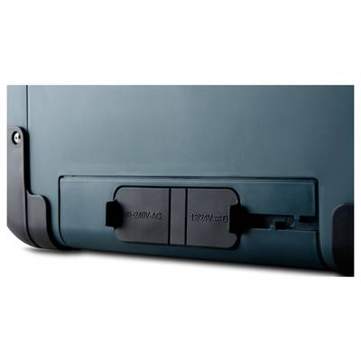 Nahaufnahme einer Seitenblende eines Geräts mit abgedeckten Anschlüssen mit den Beschriftungen „100–240V AC" und „12V/1A DC".