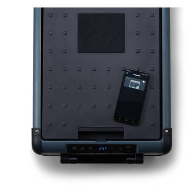 Smartphone auf einem schwarzen Roboter-Tablett oder einer schwarzen Roboter-Plattform mit einem kleinen blau beleuchteten Kontrolldisplay, von oben betrachtet.