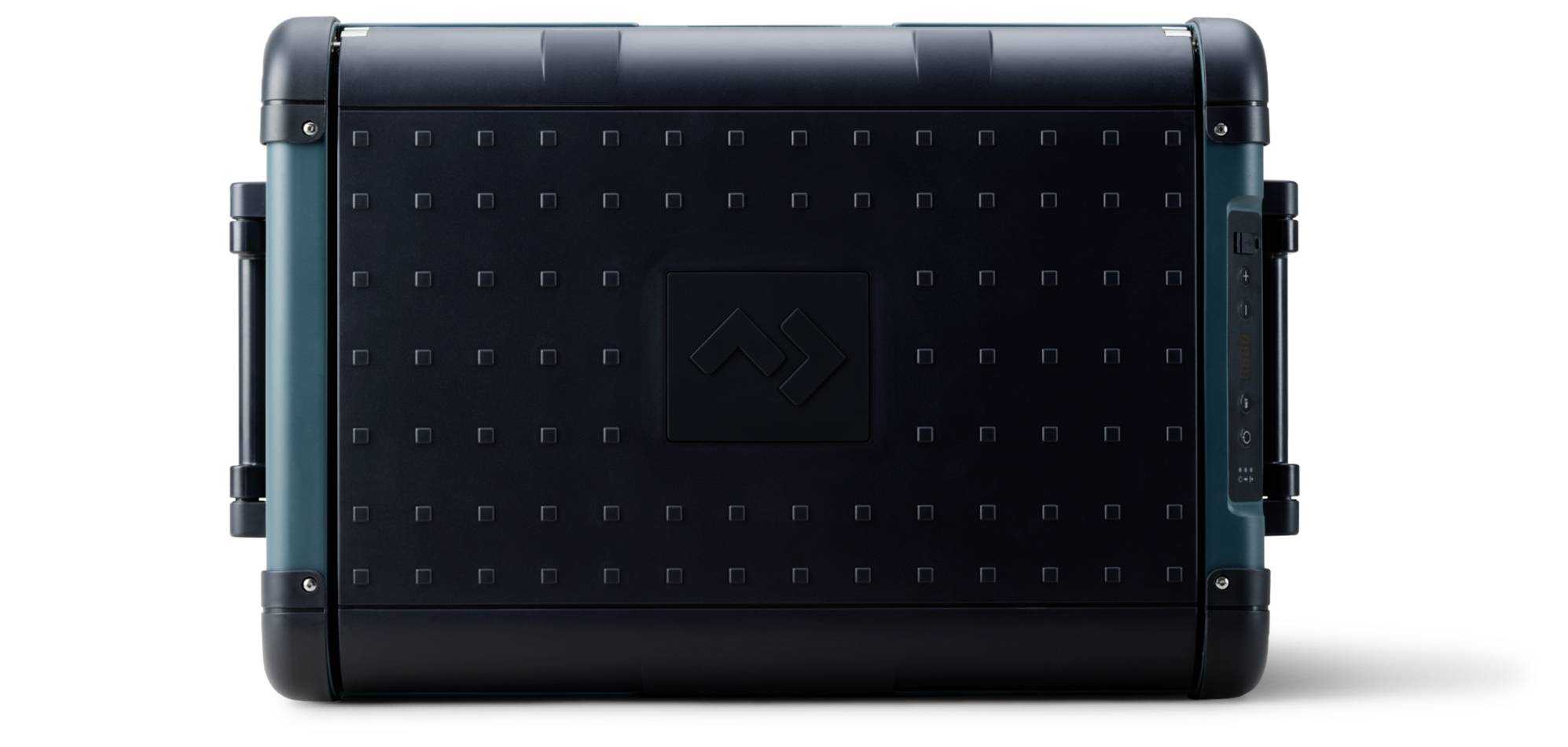 Geschlossener schwarzer Hartschalenausrüstungskoffer mit Seitengriffen und Verschlüssen, Vorderansicht auf weißem Hintergrund.