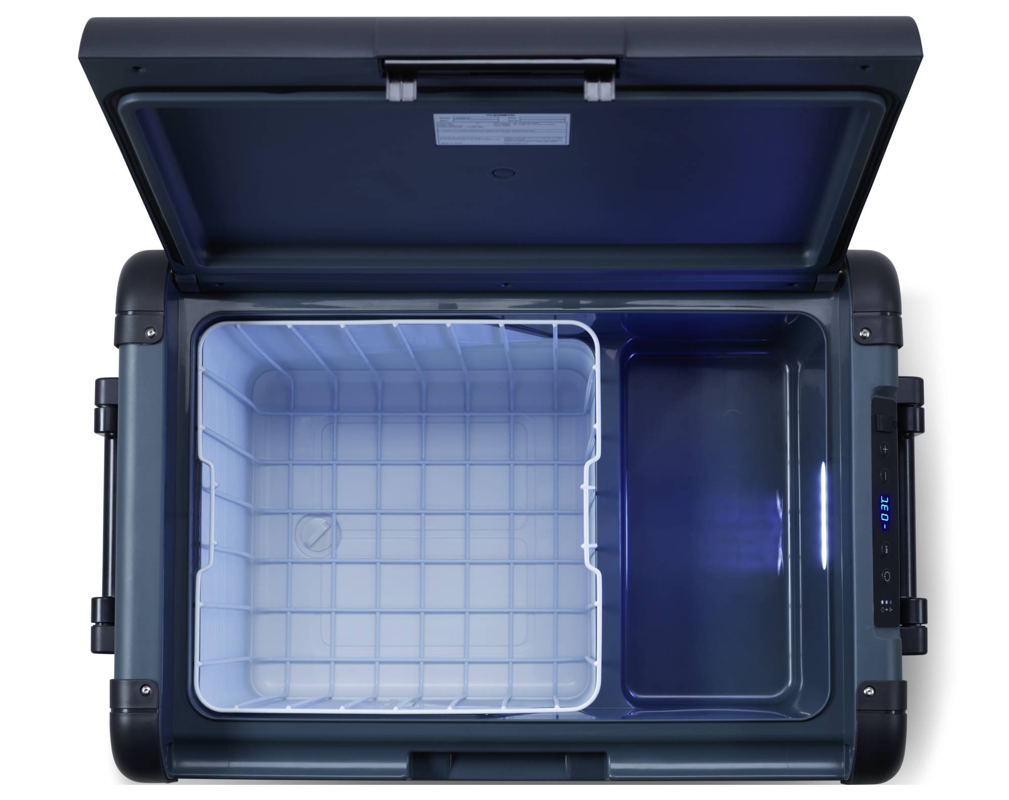 Tragbare Kühlbox oder Kühlschrank mit einem abnehmbaren Korb auf der linken Seite und einem leeren Fach auf der rechten Seite.