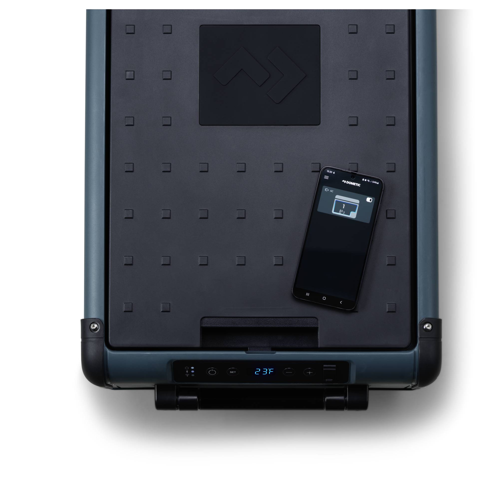 Intelligentes Reisegepäck mit einem Smartphone auf der Oberseite, auf dessen Bildschirm eine verbundene App angezeigt wird.