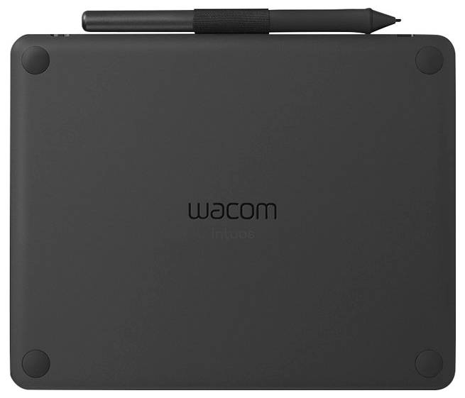 Ein schwarzes Grafiktablett mit einem Stift, der oben aufliegt. Das Tablett zeigt den Markennamen „Wacom Intuos" auf seiner Oberfläche.