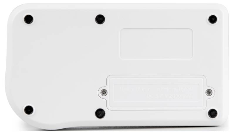 Rückansicht eines weißen Geräts mit mehreren Schrauben und einem rechteckigen Fach, möglicherweise für Batterien, ohne sichtbare Markierung.